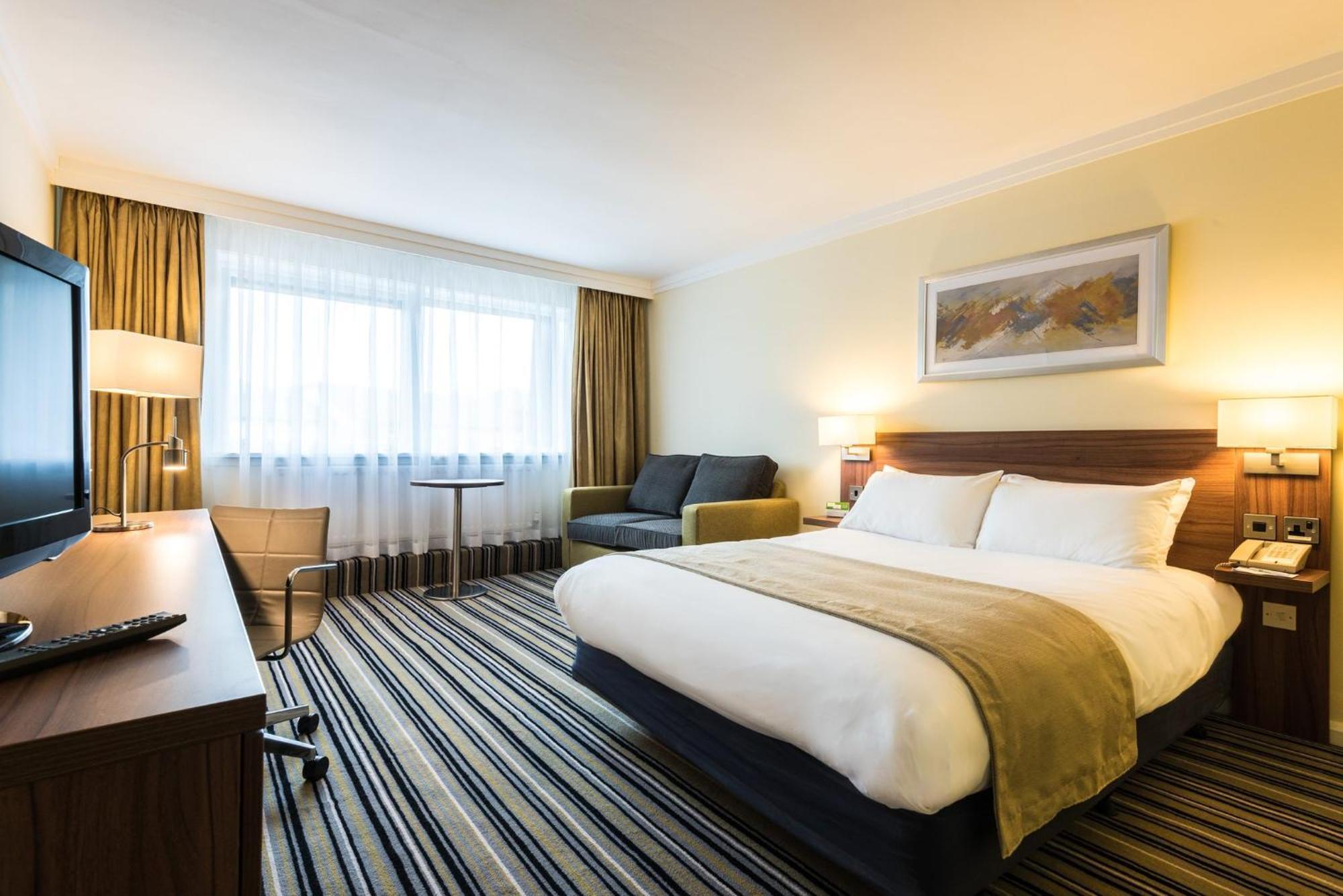 Holiday Inn Reading West By Ihg Экстерьер фото
